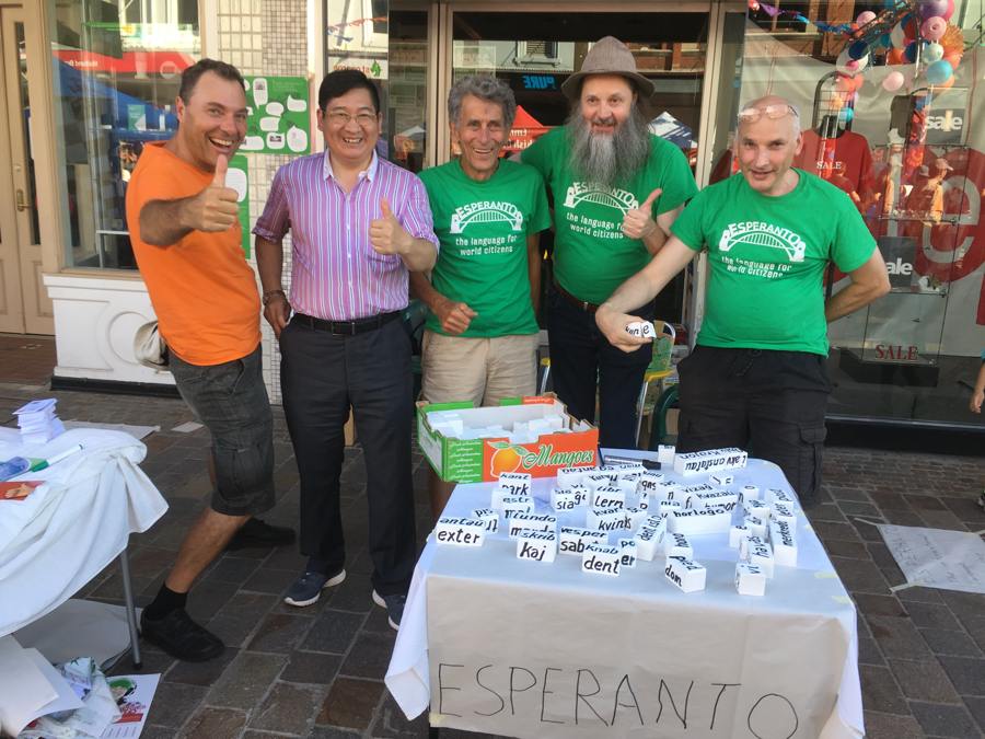 5 men behind an Esperanto table